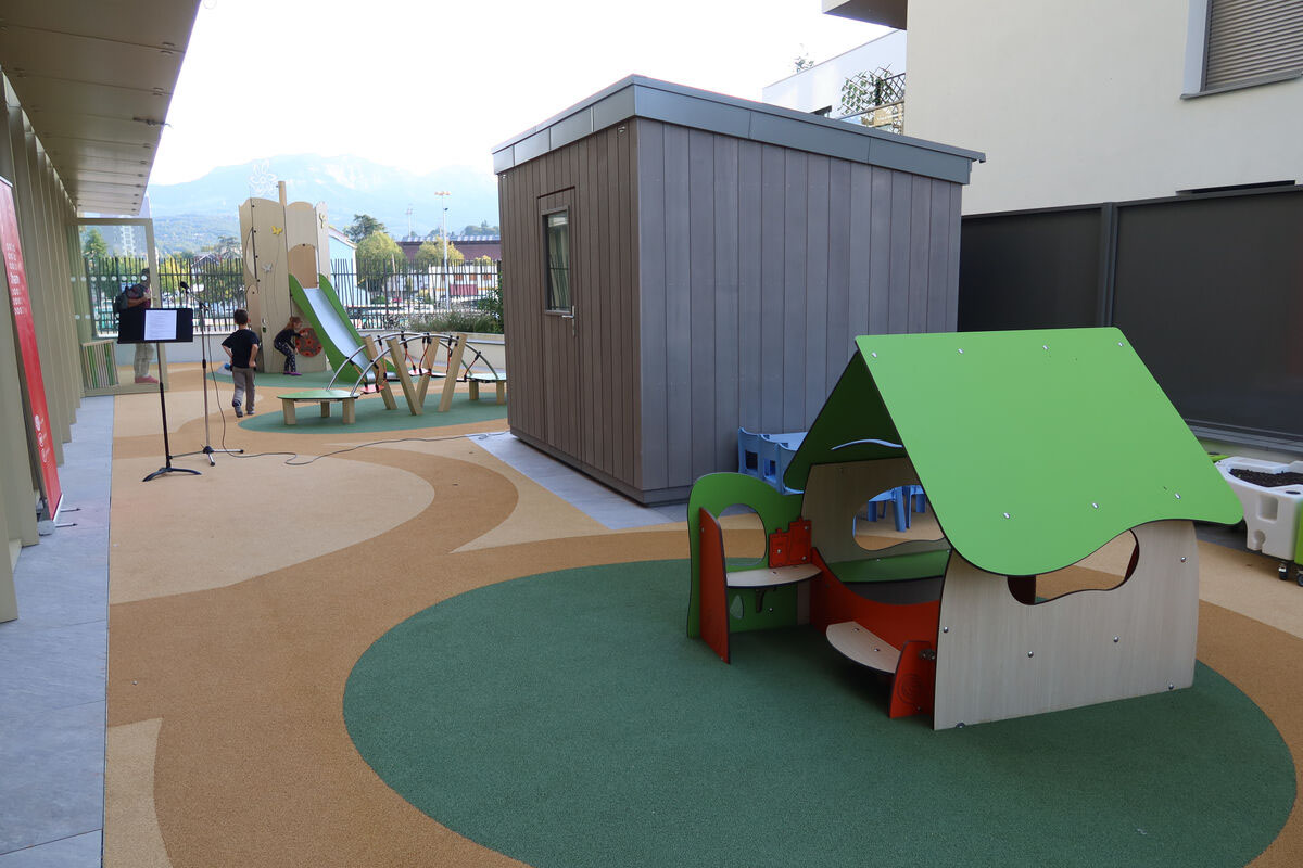 Terrasse extérieure de la crèche Bulle de Neige