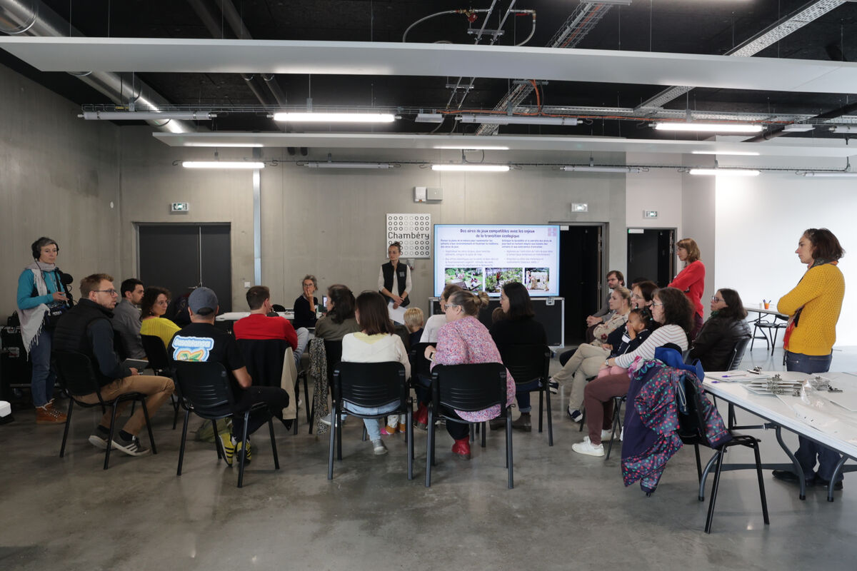 echanges avec des parents sur la rénovation des aires de jeux pour enfants à Chambéry