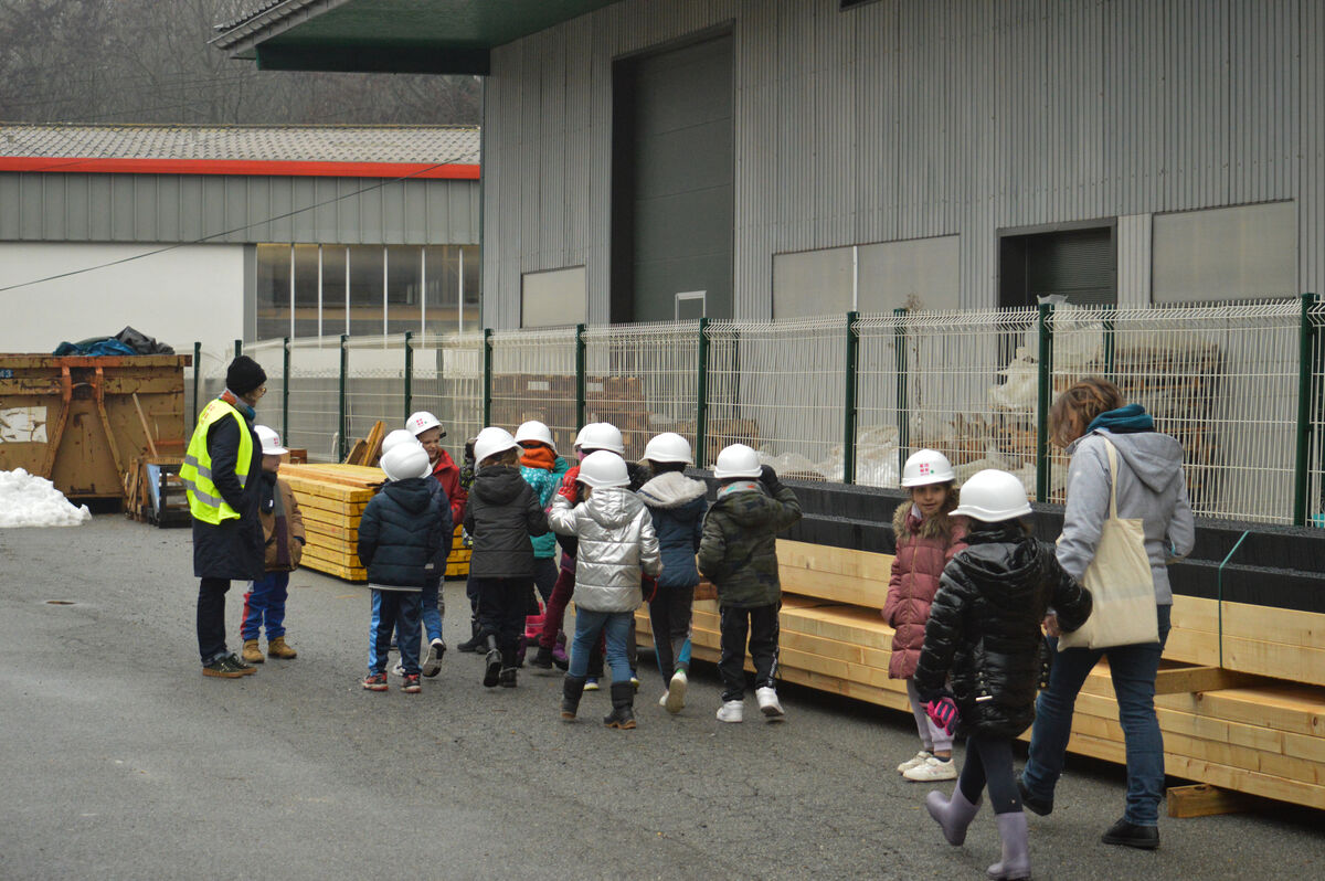 Elèves sur le chantier de l'école Vert Bois à Chambéry