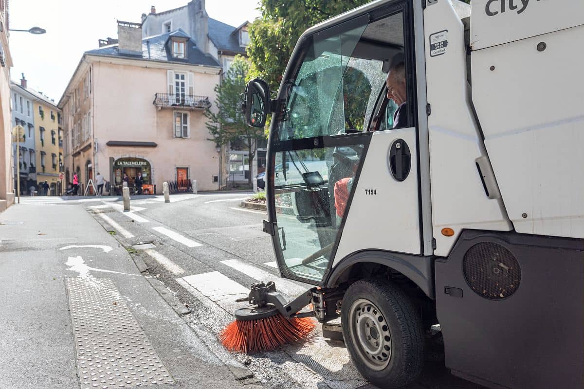 Véhicule de propreté urbaine dans le centre-ville de Chambéry