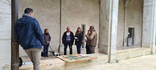 Groupe de personne autour d'un plan en relief