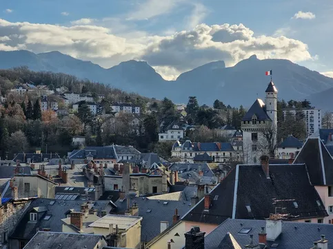 Paysage de la Ville de Chambéry avec plusieurs maisons et le Château de Ducs de Savoie