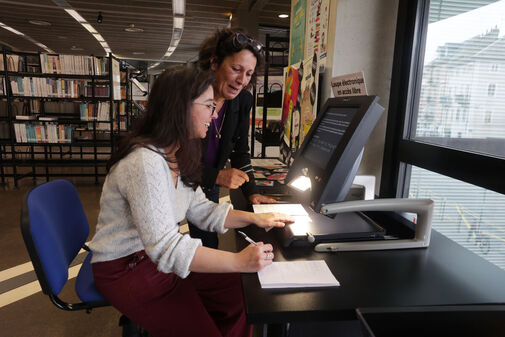 Deux femmes devant un ordinateur